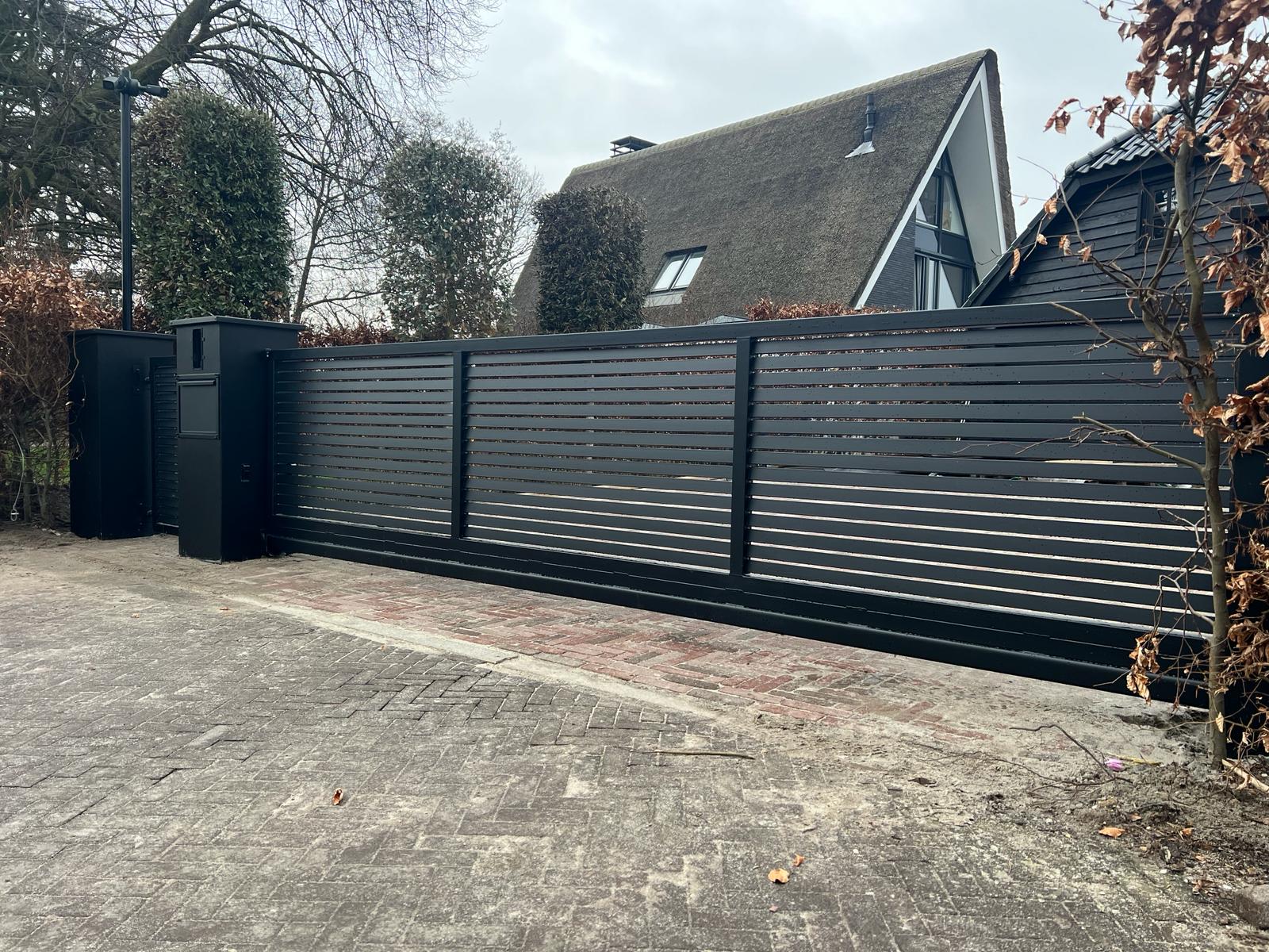 Schuine lamellen- en inlooppoort+brievenbus