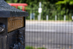 Detail van zwarte hekwerkpaal met dubbelstaafmat hekwerk